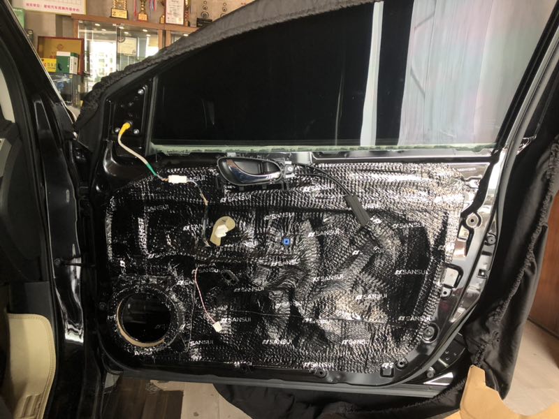 汕頭市星悅汽車音響日產(chǎn)軒逸升級四門隔音全車音響改裝意大利赫茲A柱倒模超薄低音炮改裝案例