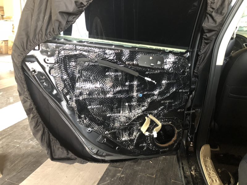 汕頭市星悅汽車音響日產(chǎn)軒逸升級四門隔音全車音響改裝意大利赫茲A柱倒模超薄低音炮改裝案例