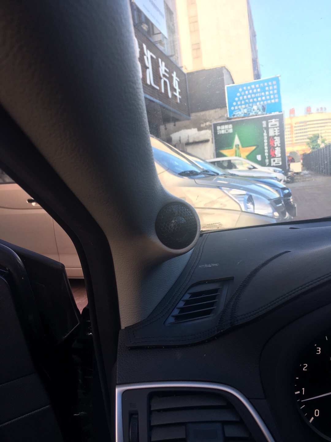 汕頭市星悅汽車音響日產(chǎn)軒逸升級四門隔音全車音響改裝意大利赫茲A柱倒模超薄低音炮改裝案例