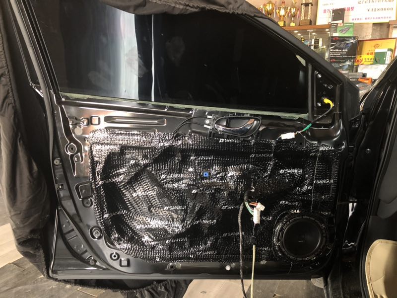 汕頭市星悅汽車音響日產(chǎn)軒逸升級四門隔音全車音響改裝意大利赫茲A柱倒模超薄低音炮改裝案例