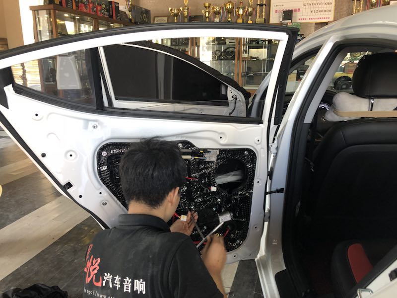 汕頭市星悅汽車音響現(xiàn)代領(lǐng)動(dòng)升級(jí)四門隔音降噪音響改裝FOCAL法國(guó)勁浪入門級(jí)套餐喇叭音動(dòng)人心