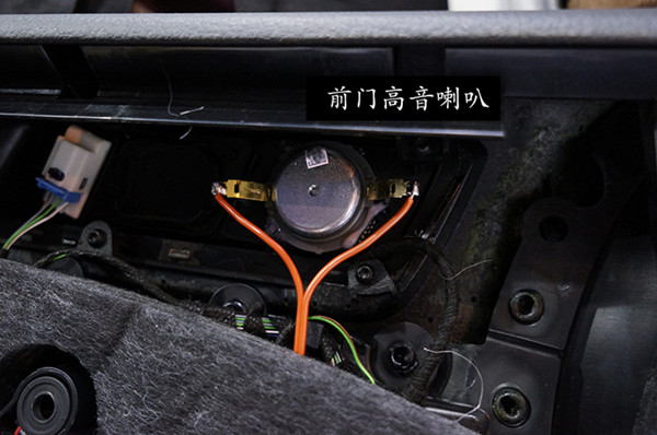 重慶渝大昌汽車音響改裝之大眾途銳音響改裝丹拿342三分頻和意大利史泰格功放