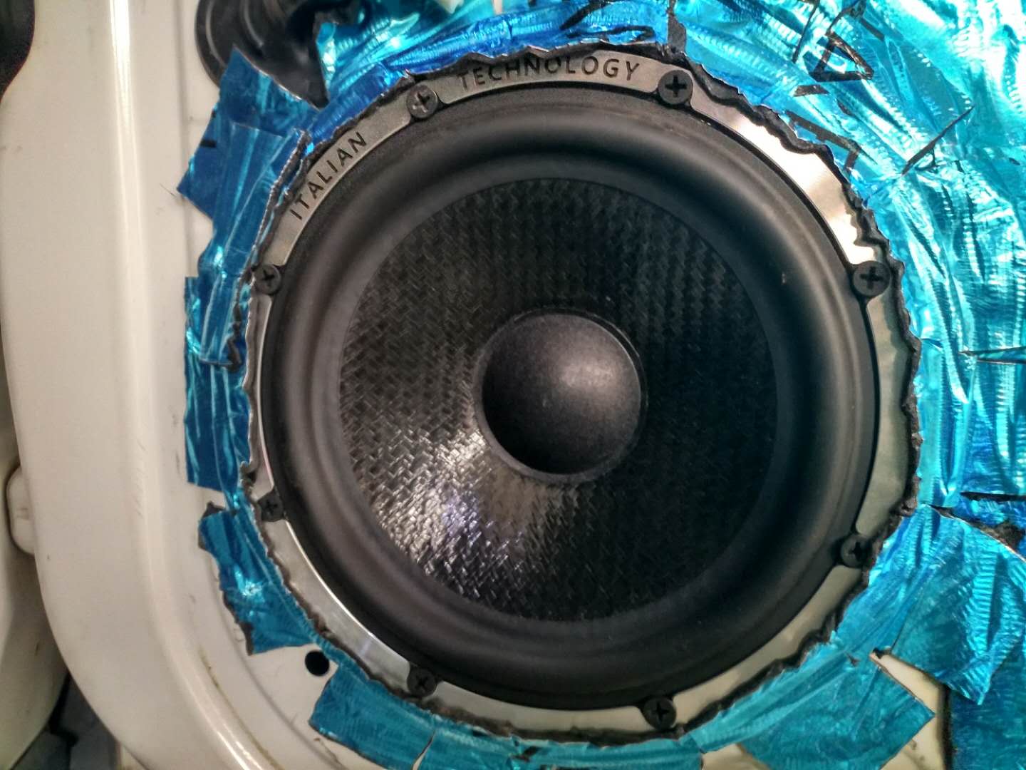 十堰汽車改裝前沿車改福特翼虎汽車改裝音響隔音改裝升級