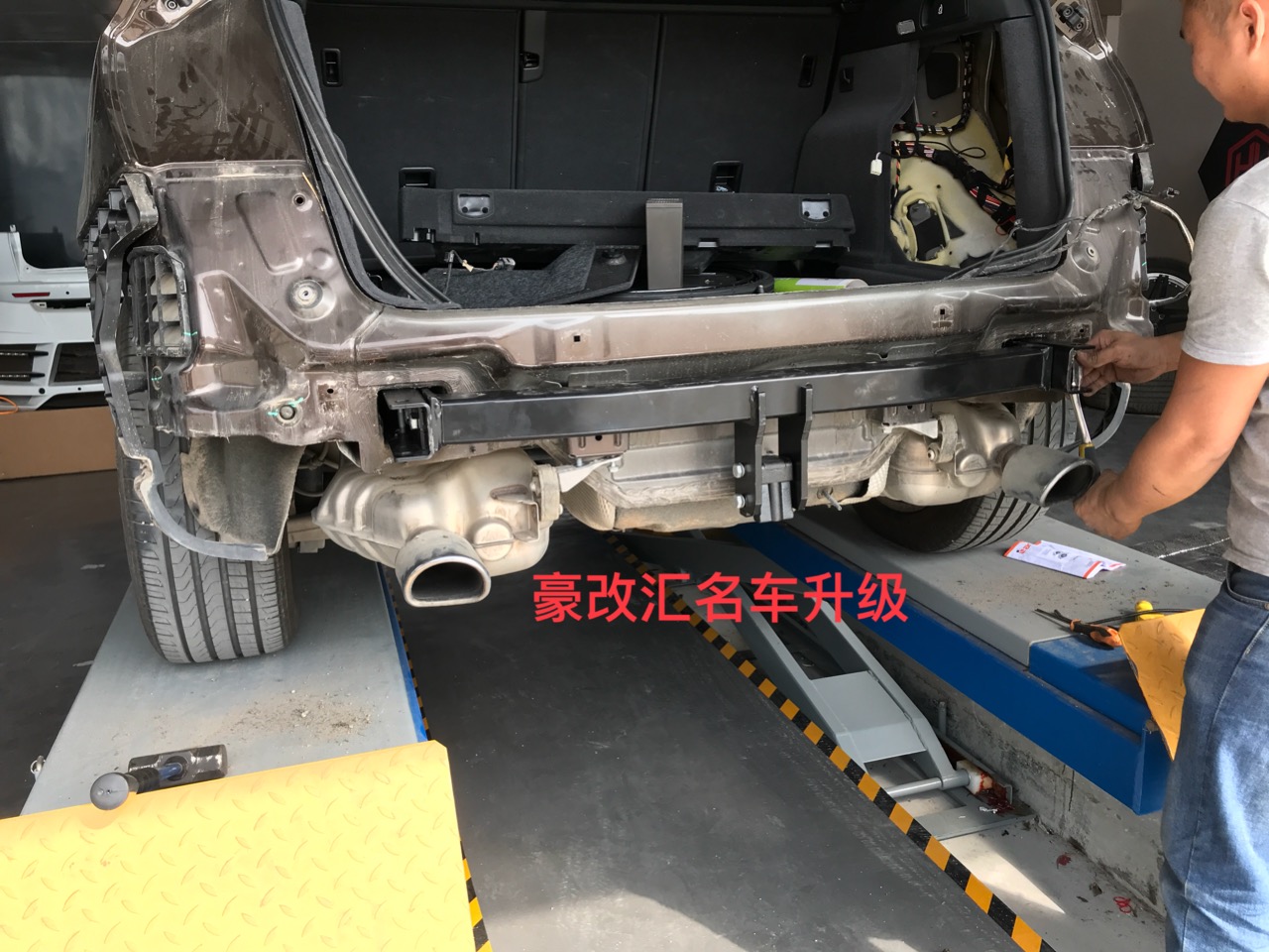 奧迪Q5安裝阿拉貢即插即用拖車鉤  美觀實(shí)用
