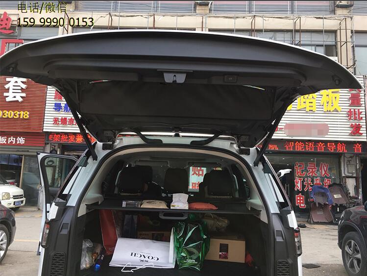 路虎發(fā)現(xiàn)5加裝電動(dòng)尾門，這個(gè)功能很好玩！
