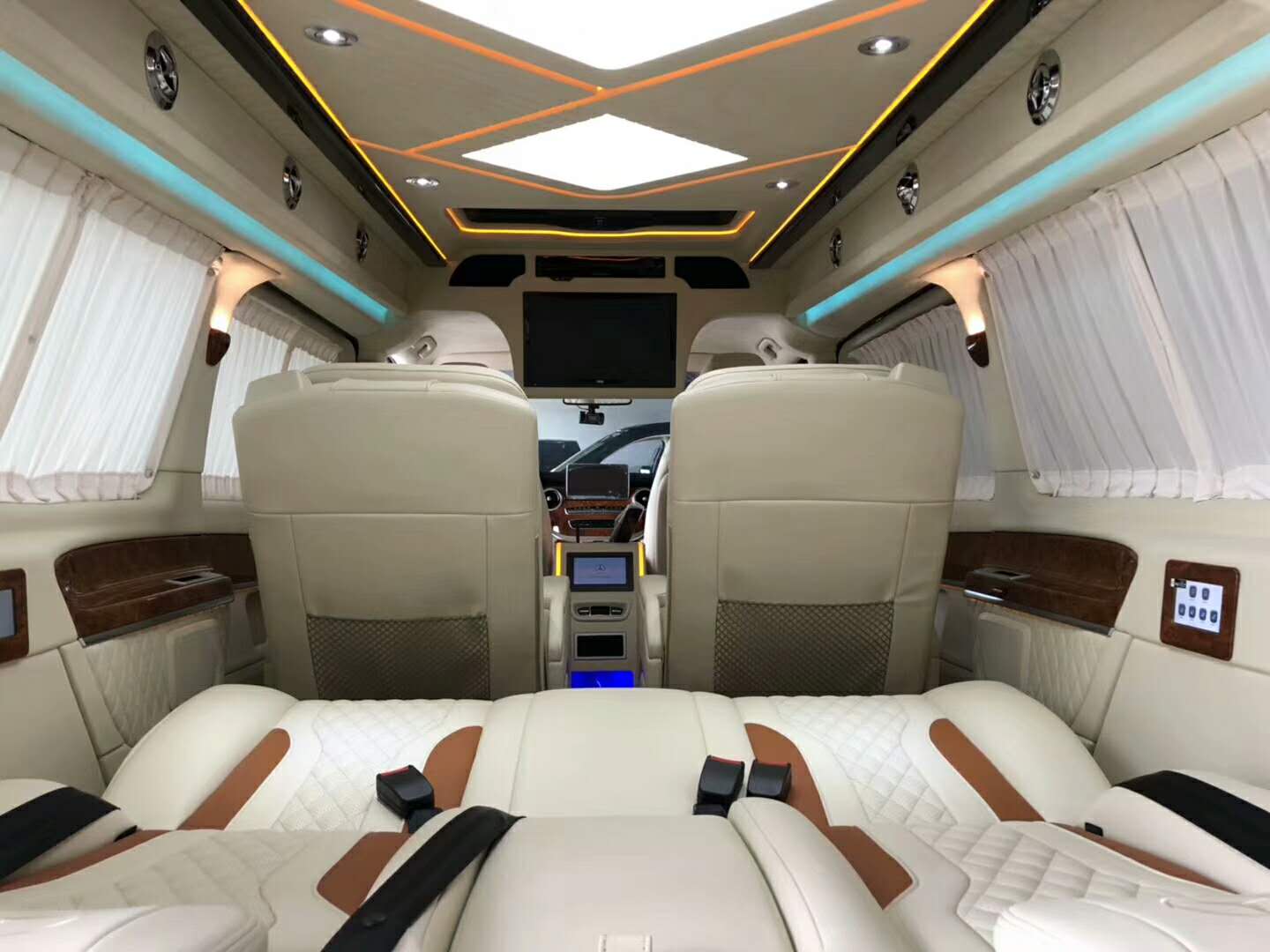 奔馳商務(wù)車(chē)V250內(nèi)飾改裝