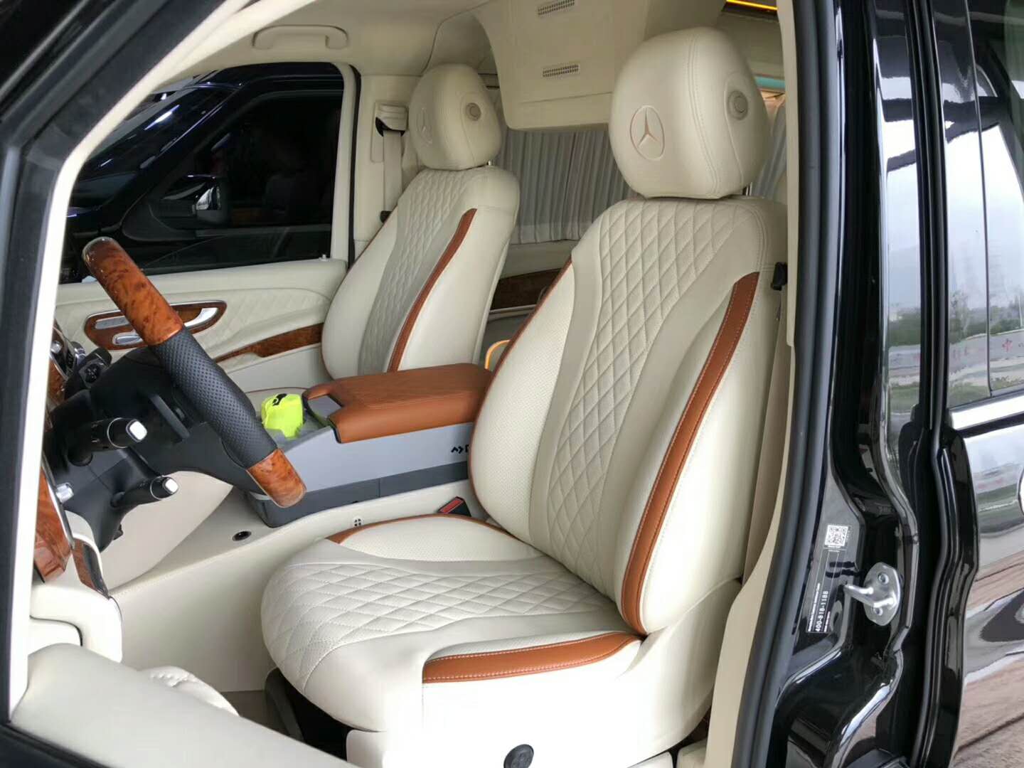 奔馳商務(wù)車(chē)V250內(nèi)飾改裝