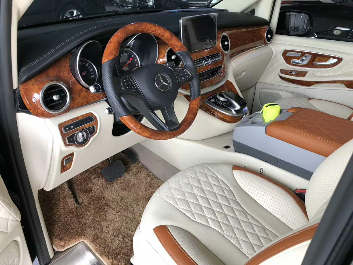 奔馳商務(wù)車(chē)V250內(nèi)飾改裝