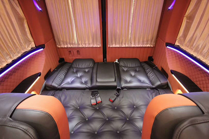奔馳斯賓特平頂商務(wù)車內(nèi)飾改裝