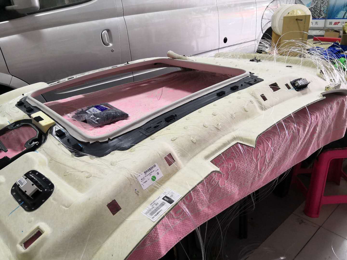 關(guān)于汽車內(nèi)飾頂棚滿天星的效果與制作工藝