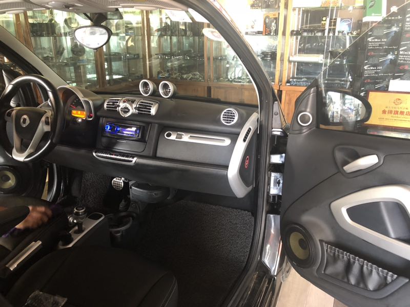 追求品質(zhì)奔馳SMART汽車音響改裝FOCAL勁浪音響四門隔音踏入音樂世界不一樣的聲音汕頭市星悅汽車音響改裝