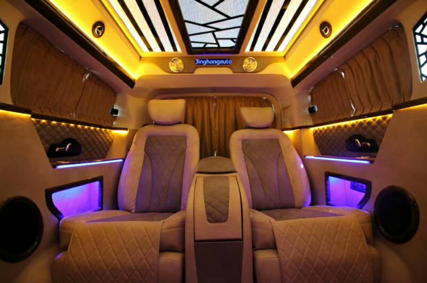 藍(lán)色奔馳商務(wù)車-閃亮登場