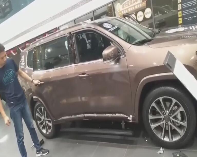 新款吉普大指揮官加裝電動踏板，方便老人小孩上下車，關(guān)愛家人必裝