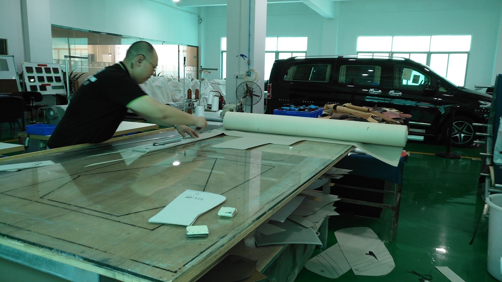 奔馳新威霆內(nèi)飾改裝施工作業(yè)