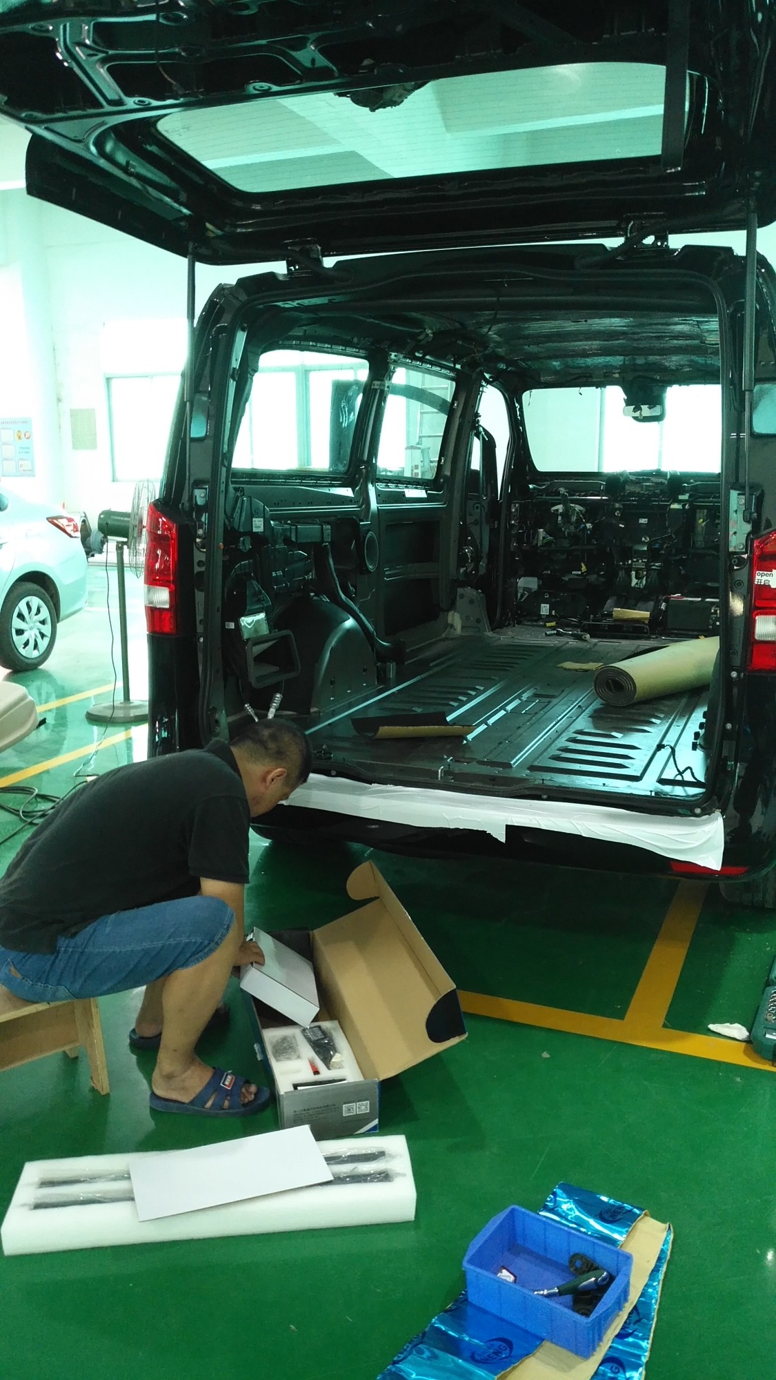 奔馳新威霆內(nèi)飾改裝施工作業(yè)