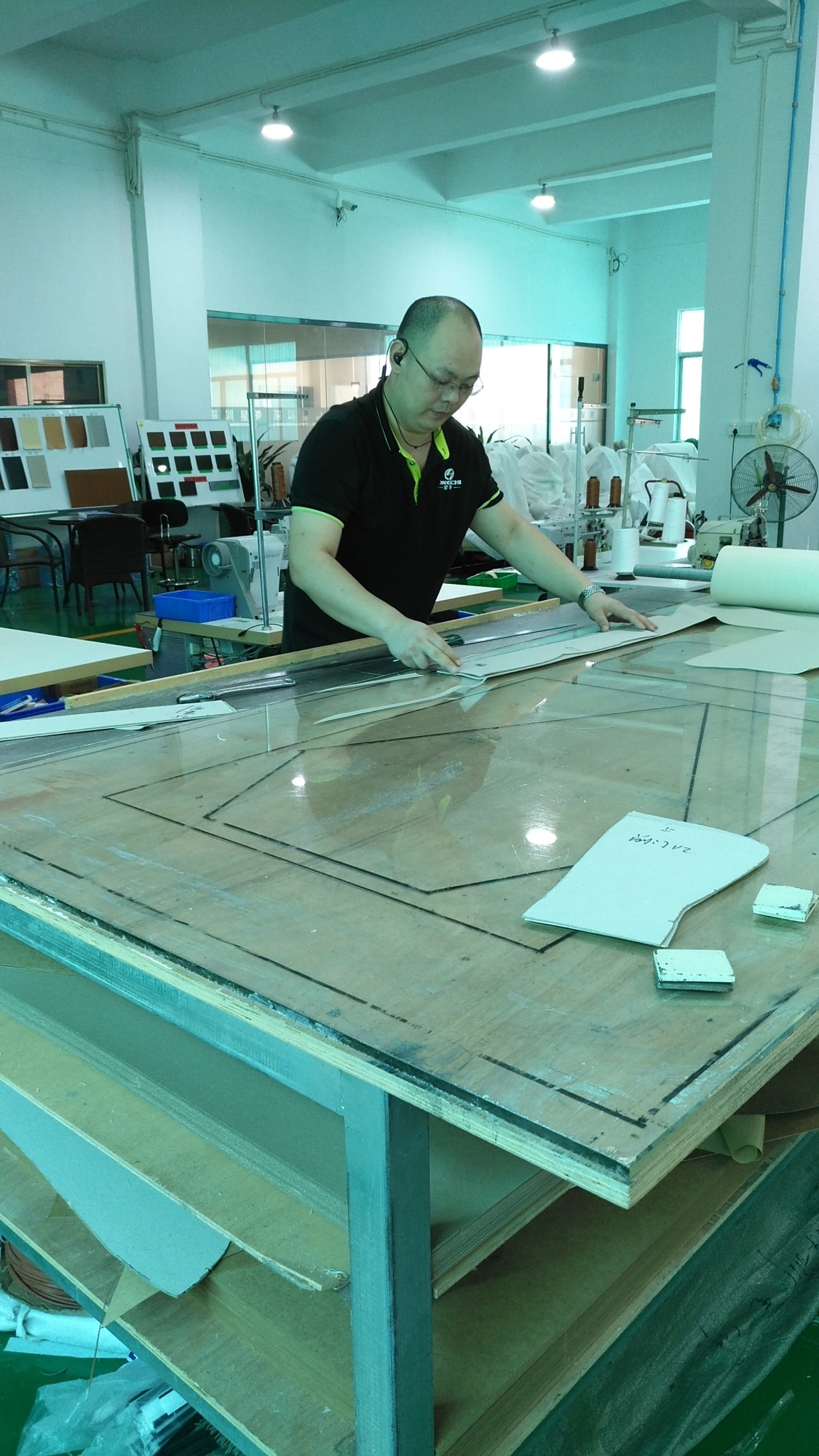 奔馳新威霆內(nèi)飾改裝施工作業(yè)