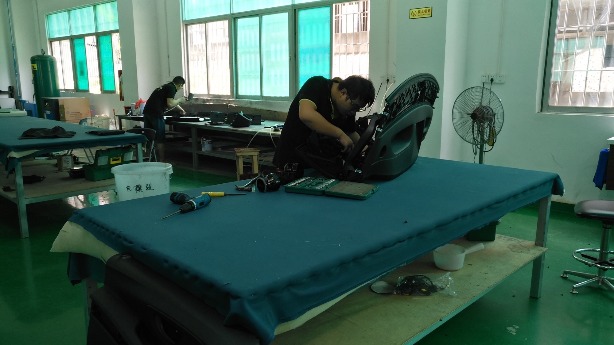 奔馳新威霆內(nèi)飾改裝施工作業(yè)