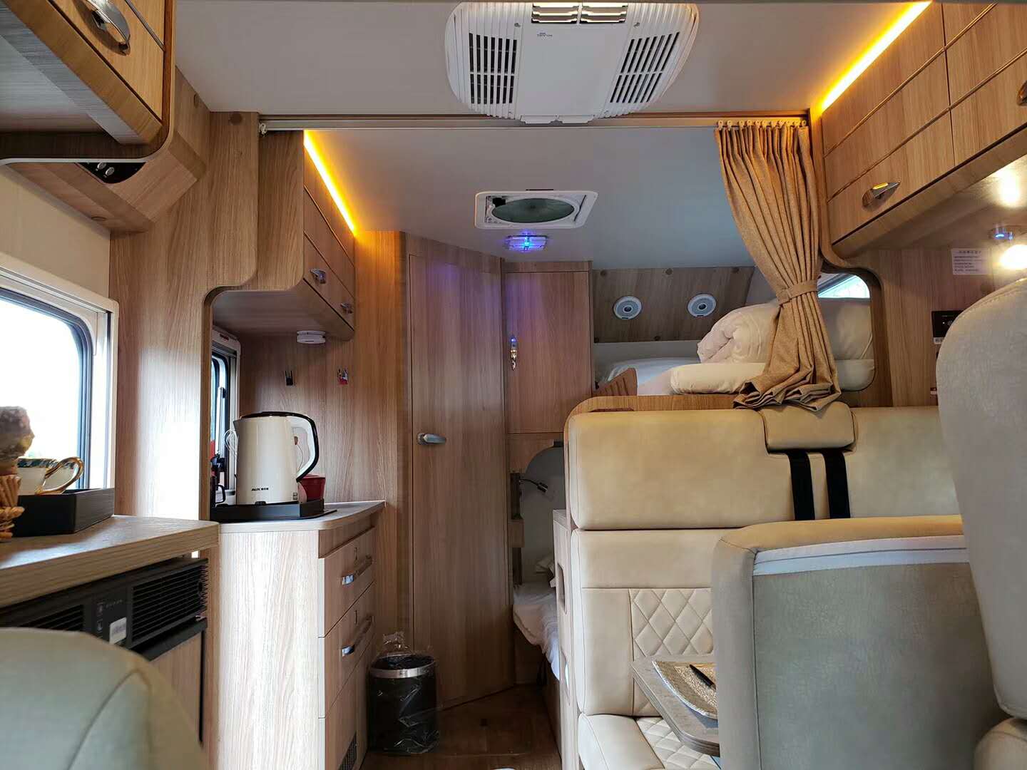 依維柯C型房車內(nèi)飾改裝