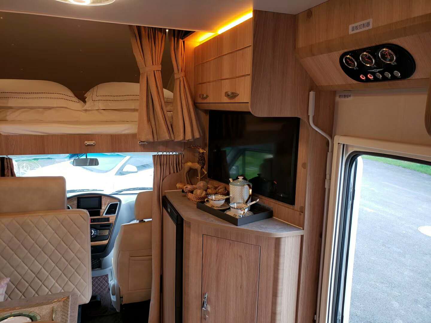依維柯C型房車內(nèi)飾改裝