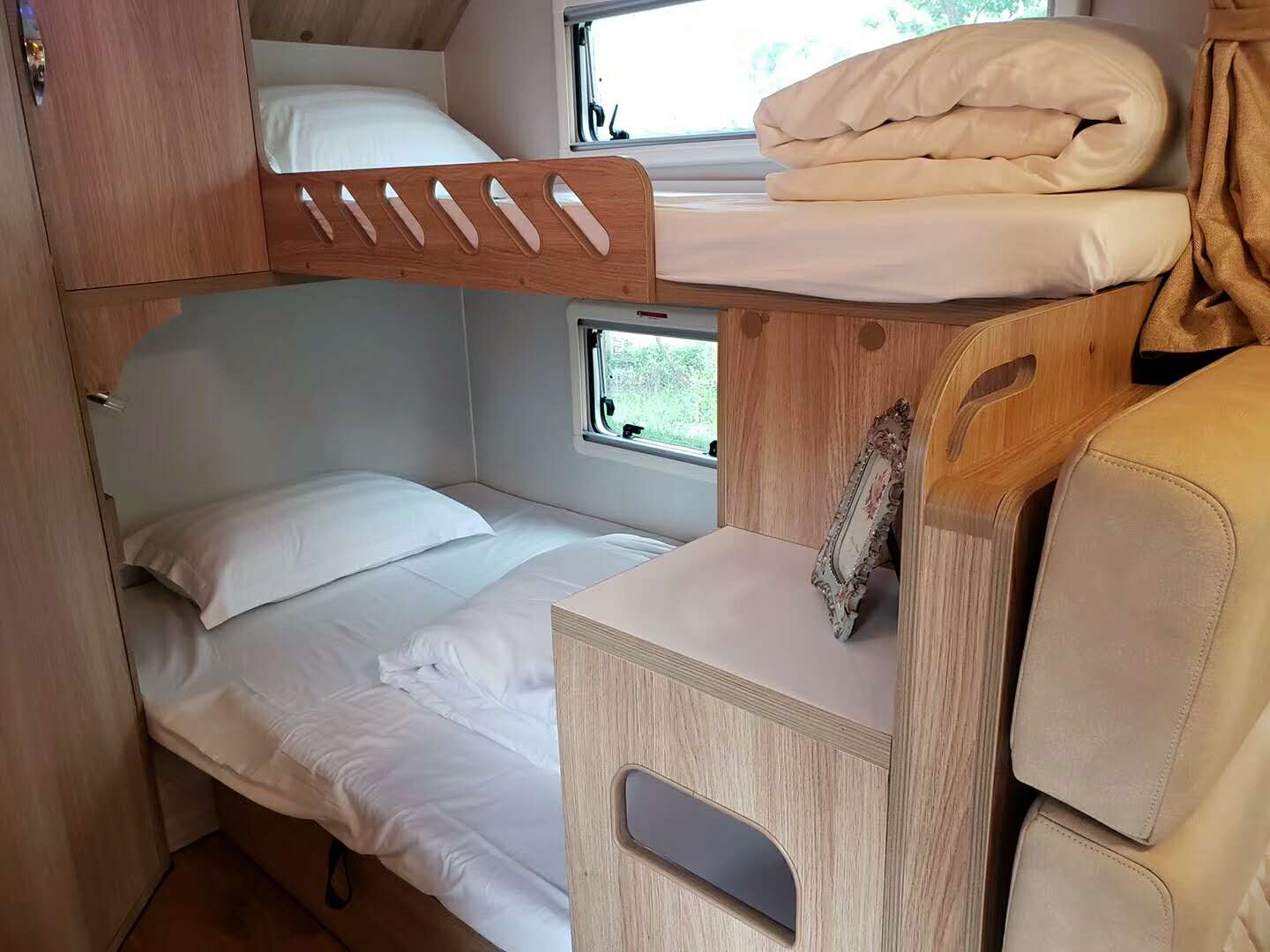 依維柯C型房車內(nèi)飾改裝