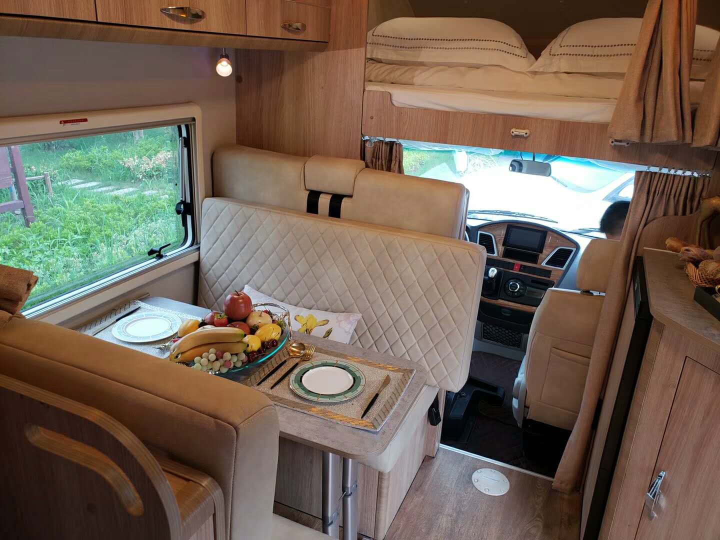 依維柯C型房車內(nèi)飾改裝
