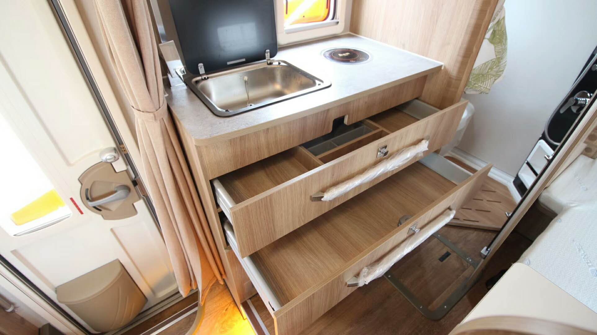 依維柯C型房車內(nèi)飾改裝