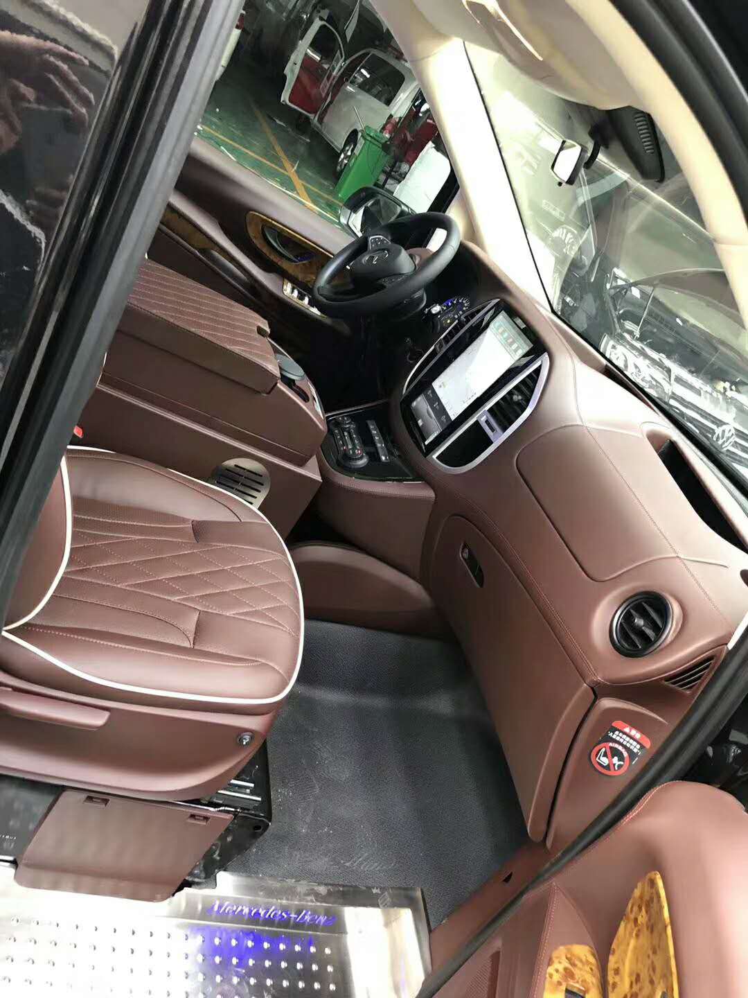 奔馳商務(wù)車無(wú)隔斷版豪華改裝