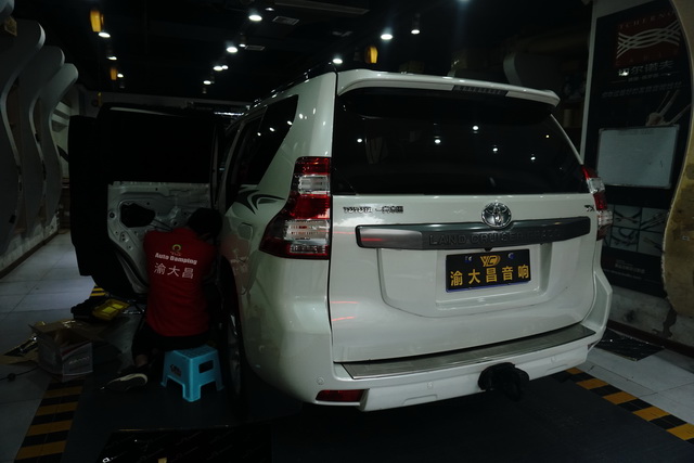 重慶汽車(chē)音響改裝哪家好?渝大昌豐田普拉多汽車(chē)音響改裝德國(guó)零點(diǎn)8寸三分頻喇叭功放