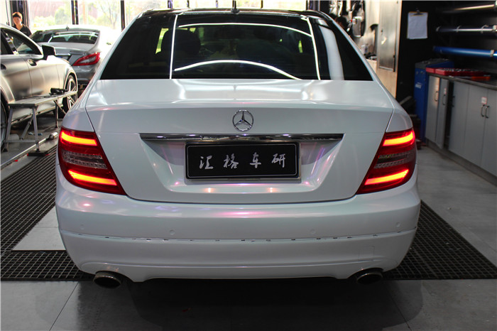 長沙汽車改色貼膜實(shí)體店 奔馳全車鉆石白紅 青蛙王子改色膜