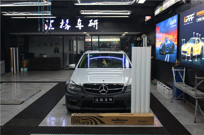 長沙汽車改色貼膜實(shí)體店 奔馳全車鉆石白紅 青蛙王子改色膜