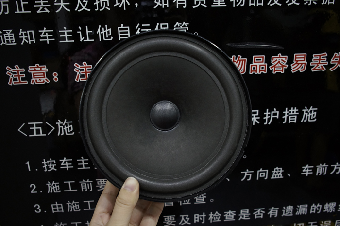 重慶汽車(chē)音響改裝哪家好？重慶渝大昌大眾途銳音響改裝德國(guó)零點(diǎn)喇叭功放低音倒模備胎