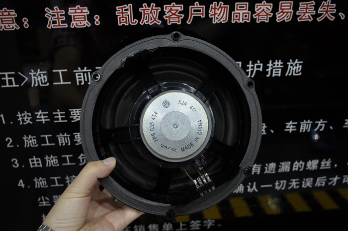 重慶汽車(chē)音響改裝哪家好？重慶渝大昌大眾途銳音響改裝德國(guó)零點(diǎn)喇叭功放低音倒模備胎
