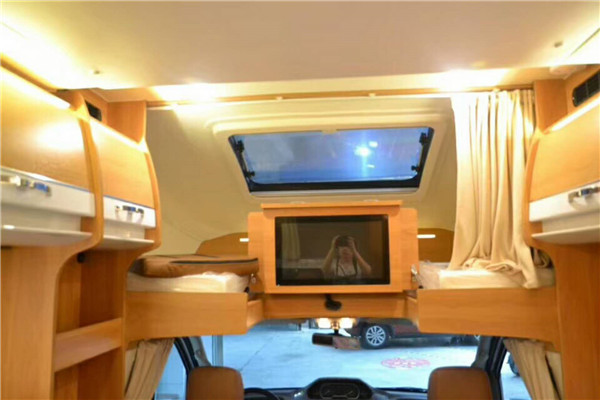 大通-C型旅居房車內(nèi)飾改裝
