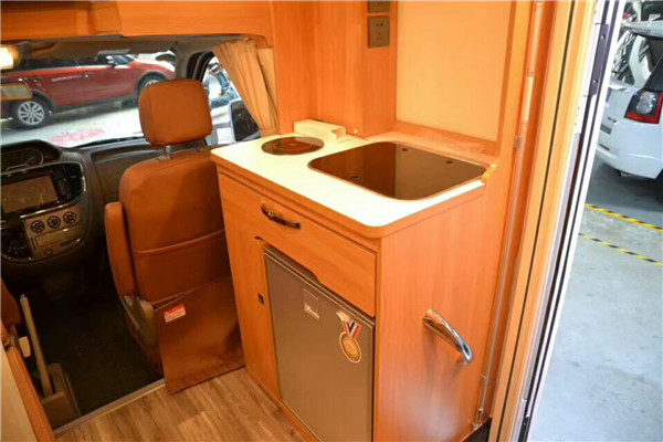 大通-C型旅居房車內(nèi)飾改裝