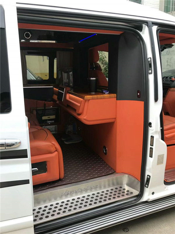奔馳威霆白色商務(wù)車內(nèi)飾改裝