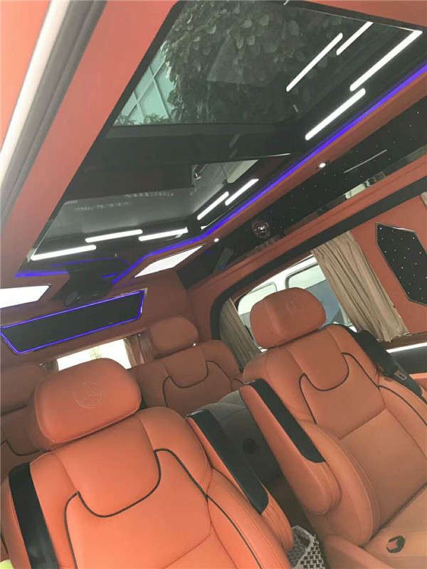 奔馳威霆白色商務(wù)車內(nèi)飾改裝