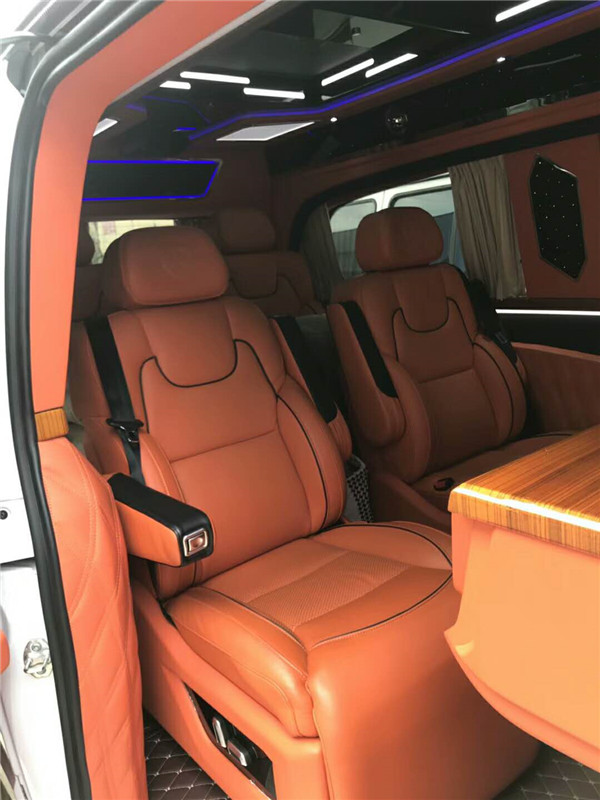 奔馳威霆白色商務(wù)車內(nèi)飾改裝