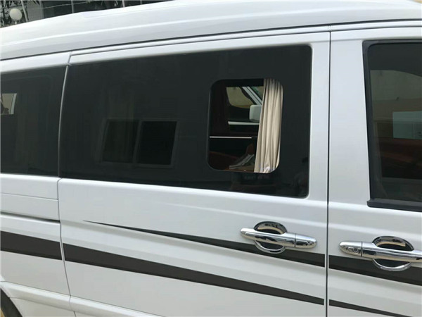 奔馳威霆白色商務(wù)車內(nèi)飾改裝