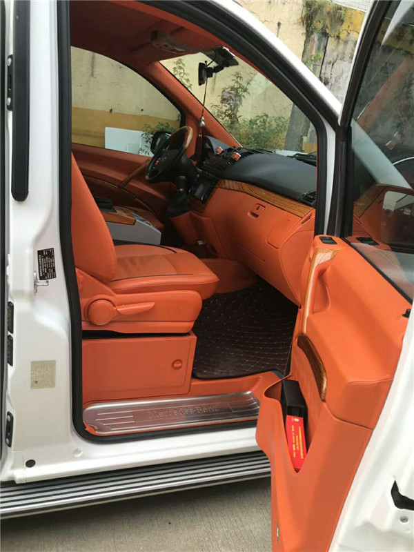 奔馳威霆白色商務(wù)車內(nèi)飾改裝