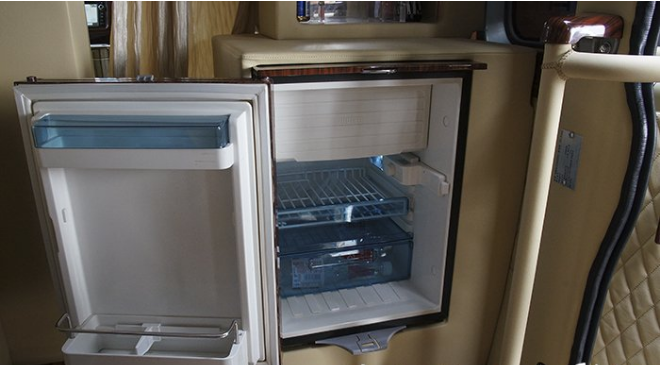 重慶房車內(nèi)飾改裝之重慶渝大昌豐田考斯特汽車音響改裝德國(guó)零點(diǎn)內(nèi)飾改裝木地板座椅改裝