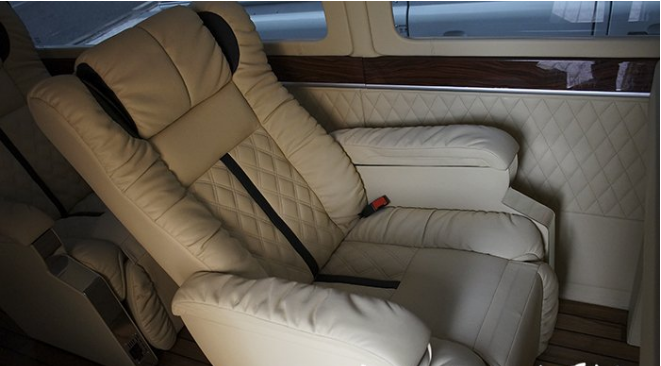 重慶房車內(nèi)飾改裝之重慶渝大昌豐田考斯特汽車音響改裝德國(guó)零點(diǎn)內(nèi)飾改裝木地板座椅改裝