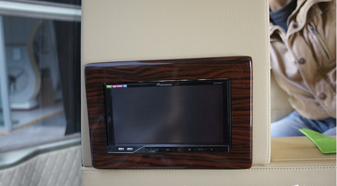 重慶房車內(nèi)飾改裝之重慶渝大昌豐田考斯特汽車音響改裝德國(guó)零點(diǎn)內(nèi)飾改裝木地板座椅改裝