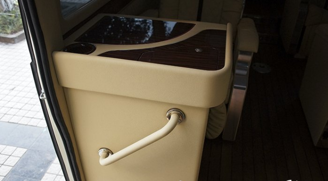 重慶房車內(nèi)飾改裝之重慶渝大昌豐田考斯特汽車音響改裝德國(guó)零點(diǎn)內(nèi)飾改裝木地板座椅改裝