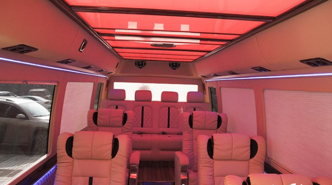 重慶房車內(nèi)飾改裝之重慶渝大昌豐田考斯特汽車音響改裝德國(guó)零點(diǎn)內(nèi)飾改裝木地板座椅改裝