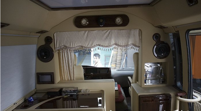 重慶房車內(nèi)飾改裝之重慶渝大昌豐田考斯特汽車音響改裝德國(guó)零點(diǎn)內(nèi)飾改裝木地板座椅改裝