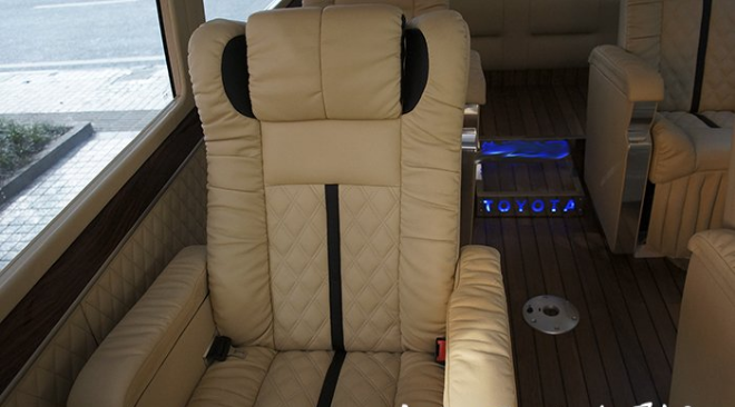 重慶房車內(nèi)飾改裝之重慶渝大昌豐田考斯特汽車音響改裝德國(guó)零點(diǎn)內(nèi)飾改裝木地板座椅改裝