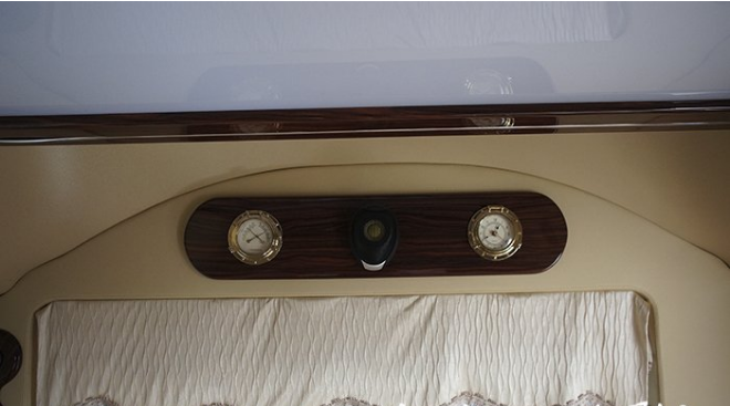 重慶房車內(nèi)飾改裝之重慶渝大昌豐田考斯特汽車音響改裝德國(guó)零點(diǎn)內(nèi)飾改裝木地板座椅改裝