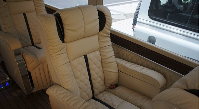 重慶房車內(nèi)飾改裝之重慶渝大昌豐田考斯特汽車音響改裝德國(guó)零點(diǎn)內(nèi)飾改裝木地板座椅改裝