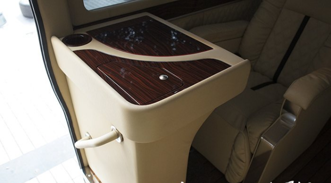 重慶房車內(nèi)飾改裝之重慶渝大昌豐田考斯特汽車音響改裝德國(guó)零點(diǎn)內(nèi)飾改裝木地板座椅改裝