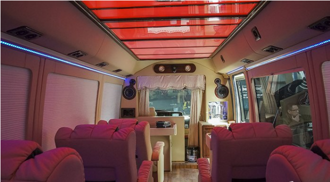 重慶房車內(nèi)飾改裝之重慶渝大昌豐田考斯特汽車音響改裝德國(guó)零點(diǎn)內(nèi)飾改裝木地板座椅改裝